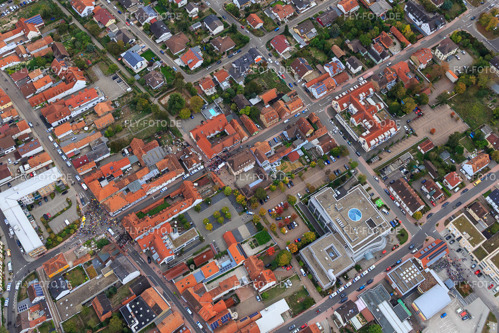 demo "Frauenbündnis Kandel" vs. "AntiFa/Wir sind Kandel/Omas gegen rechts" | Luftbild: demo "Frauenbündnis Kandel" vs. "AntiFa/Wir sind Kandel/Omas gegen rechts" in Kandel im Bundesland Rheinland-Pfalz in Deutschland. Foto: IMG_111952.jpg vom 06.10.2018 durch Werner Riehm/FLY-FOTO.de - Realisiert mit Pictrs.com