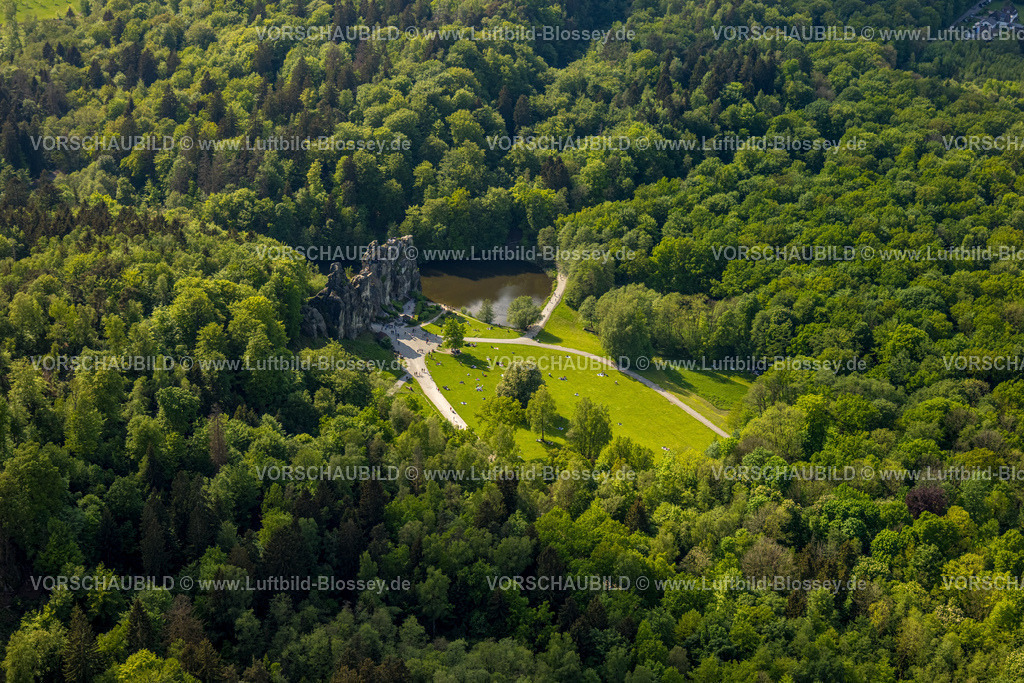 Horn-BadMeinberg240505972Externsteine | Luftbild, Externsteine, historische Sehenswürdigkeit im NSG Naturschutzgebiet, markante Felsformation mit Besucher Plattform, Oberer See mit Fluss Wiembecke und  Liegewiese mit Besuchern, umgeben vom Waldgebiet Teutoburger Wald, Holzhausen-Externsteine, Horn-Bad Meinberg, Ostwestfalen, Nordrhein-Westfalen, Deutschland