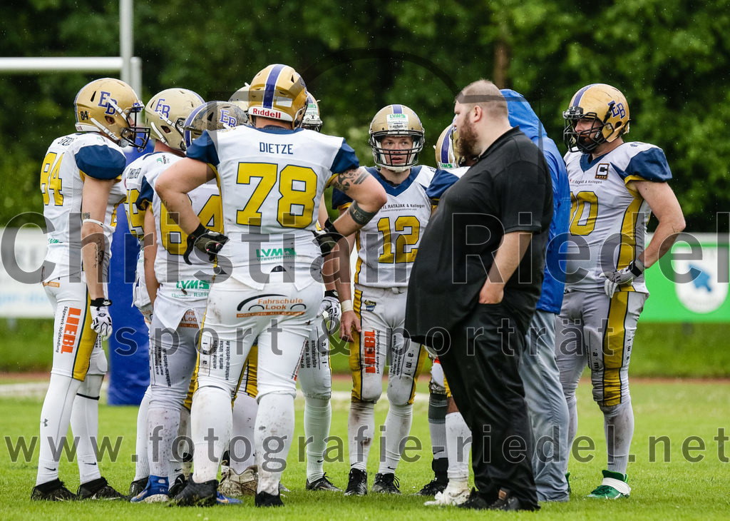 2022-05-29_055_Erding_Bulls_gegen_Nuernberg_Rams | Erding, Deutschland, 29.05.2022:
Fußball, Regionalliga 2022, 5. Spieltag, Erding Bulls gegen Nürnberg Rams, Endergebnis: 10:16

Dustin Dietze (Erding Bulls, #78), Kilian Mayer (Erding Bulls, #12)

Foto: Christian Riedel / fotografie-riedel.net