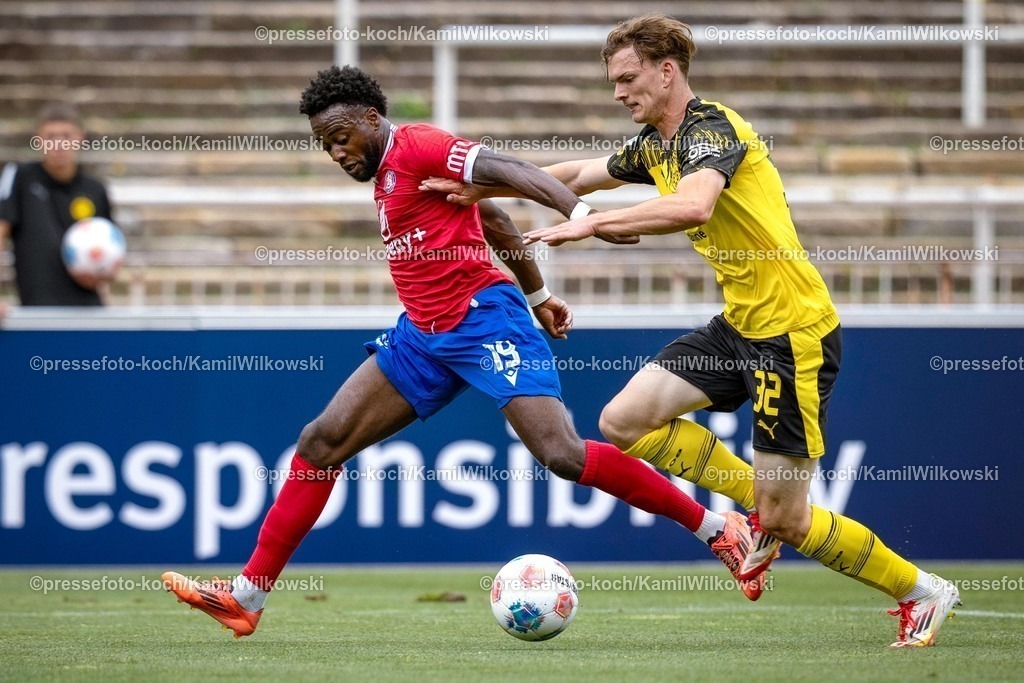 xkwi17082501015 | 17.08.2025, xkwix, Fußball, Regionalliga West, Borussia Dortmund U23 - Wuppertaler SV, Stadion Rote Erde: Jeff‑Denis Fehr (Wuppertaler SV #19) im Zweikampf gegen David Lelle (Borussia Dortmund 2 #32)