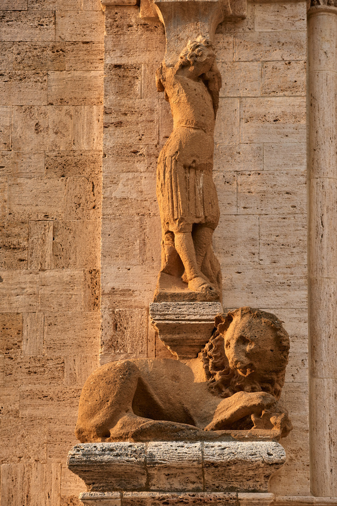 Detail Collegiata-Kirche | San Quirico d’Orcia, Italien - September 07, 2016: Detail Collegiata-Kirche. - Realisiert mit Pictrs.com