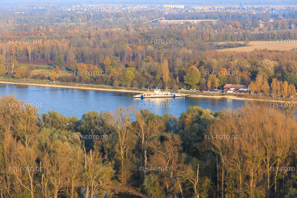 Rhein-Fähre nach Leimersheim | Luftbild: Rhein-Fähre nach Leimersheim im Ortsteil Leopoldshafen in Eggenstein-Leopoldshafen im Bundesland Baden-Württemberg in Deutschland. Foto: IMG_104462.jpg vom 03.11.2017 durch Werner Riehm/FLY-FOTO.de - Realisiert mit Pictrs.com