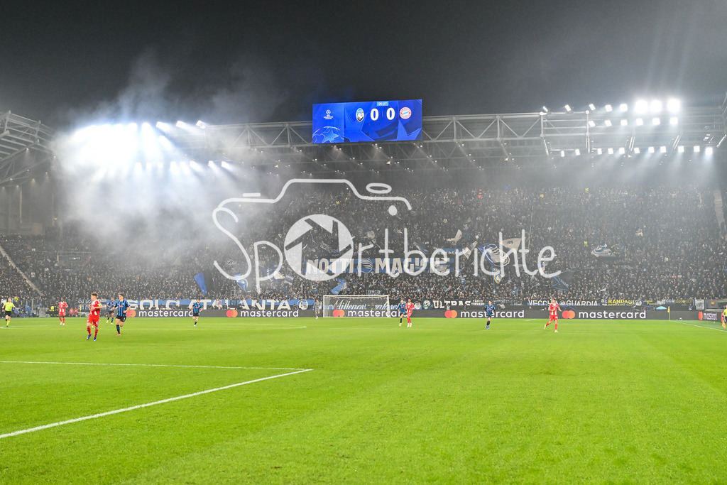 Atalanta Bergamo - FC Bayern München | BERGAMO, ITALY - 10. MARCH: Fans form Atalanta during the UEFA Champions League match between Atalanta Bergamo vs. FC Bayern Munich on first leg of round of 16 at New Balance Arena