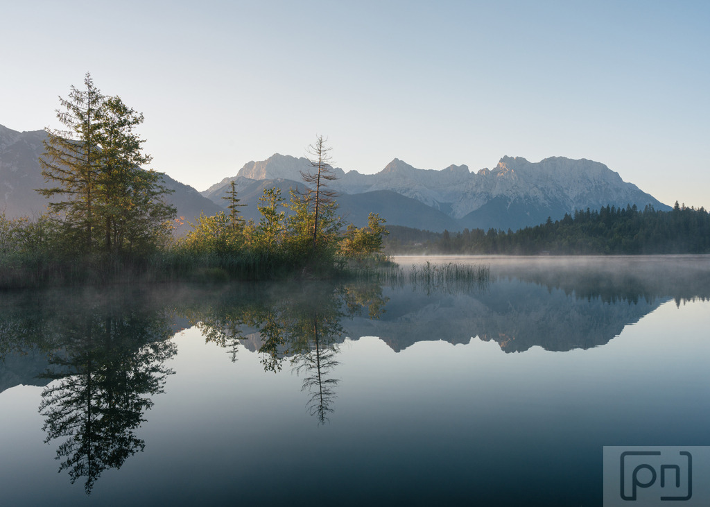 Barmsee | Der Barmsee ist ein malerischer Bergsee in der Nähe von Garmisch-Partenkirchen in Bayern, Deutschland. 