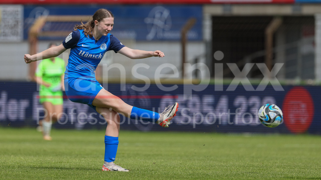 Fussball, 2. Frauen-Bundesliga, SV Meppen - VfL Wolfsburg II | v.li.: Laura Bröring (SV Meppen, 6) am Ball, Einzelbild, Ganzkörper, Aktion, Action, Spielszene, DIE DFB-RICHTLINIEN UNTERSAGEN JEGLICHE NUTZUNG VON FOTOS ALS SEQUENZBILDER UND/ODER VIDEOÄHNLICHE FOTOSTRECKEN. DFB REGULATIONS PROHIBIT ANY USE OF PHOTOGRAPHS AS IMAGE SEQUENCES AND/OR QUASI-VIDEO.