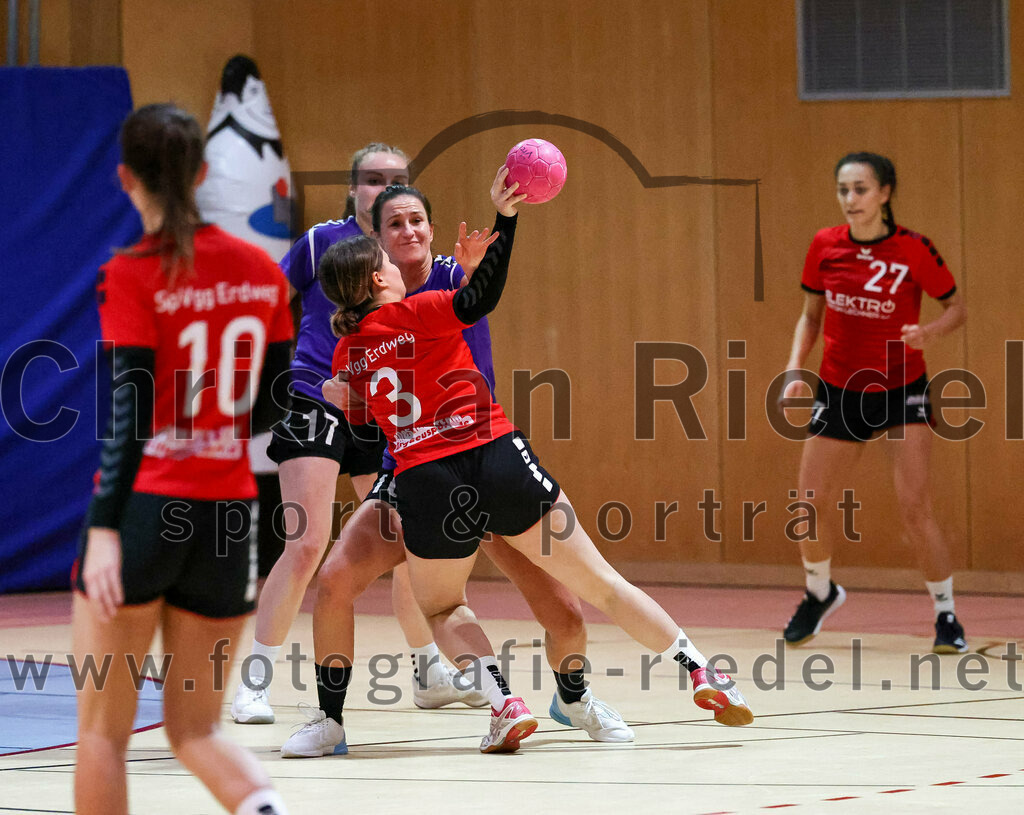 2022-11-05_072_SpVgg_Altenerding_gegen_SpVgg_Erdweg | Erding, Deutschland, 05.11.2022:
Handball, Bezirksoberliga Frauen Altbayern 2022 / 2023, 3. Spieltag, SpVgg Altenerding gegen SpVgg Erdweg, Endergebnis: 27:16

Janina Konrad (SpVgg Altenerding, #10), Maike Kunitz (SpVgg Erdweg, #3)

Foto: Christian Riedel / fotografie-riedel.net