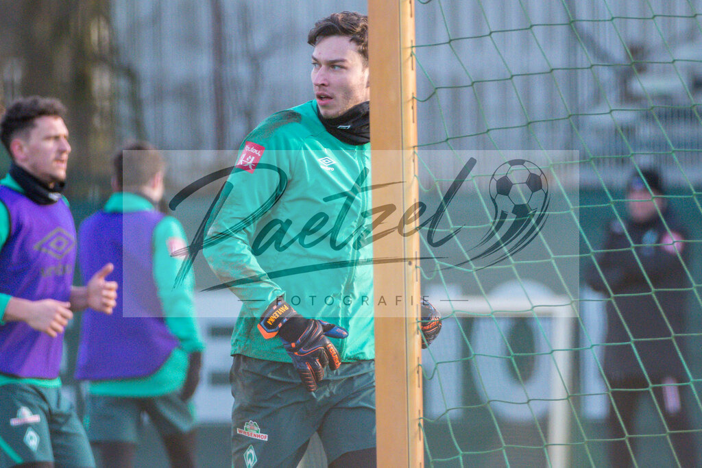 20200218_TRASVW_0088 | Fussball, Herren: Jiri Pavlenka (Werder Bremen) schaut waehrend der Trainingseinheit des SV Werder Bremen auf dem wohninvest Weserstadion Trainingsplatz am 18.02.2020 in Bremen, Deutschland. - Realisiert mit Pictrs.com