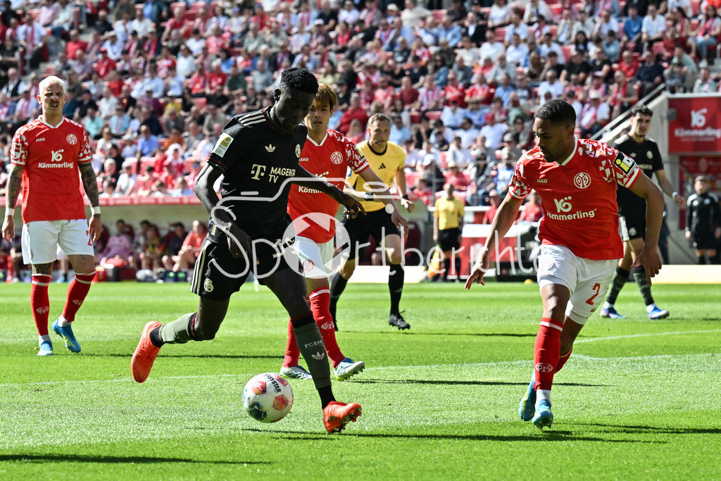 1. FSV Mainz 05 - FC Bayern München | MAINZ, GERMANY - 25. APRIL: im Duell Bara NDIAYE (FC Bayer Munich 39) und Phillipp MWENE (1. FSV Mainz 05 2) während dem Bundesligamatch zwischen dem 1. FSV Mainz 05 und dem FC Bayern München am 31. Spieltag in der MEWA Arena / DFL REGULATIONS PROHIBIT ANY USE OF PHOTOGRAPHS AS IMAGE SEQUENCES AND/OR QUASI-VIDEO