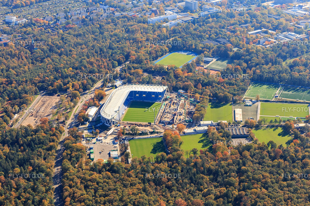Teilabgerissene Tribüne des Wildparkstadtions vom KSC | Luftbild: Teilabgerissene Tribüne des Wildparkstadtions vom KSC im Ortsteil Innenstadt-Ost in Karlsruhe im Bundesland Baden-Württemberg in Deutschland. Foto: IMG_129830.jpg vom 24.10.2021 durch Werner Riehm/FLY-FOTO.de - Realisiert mit Pictrs.com