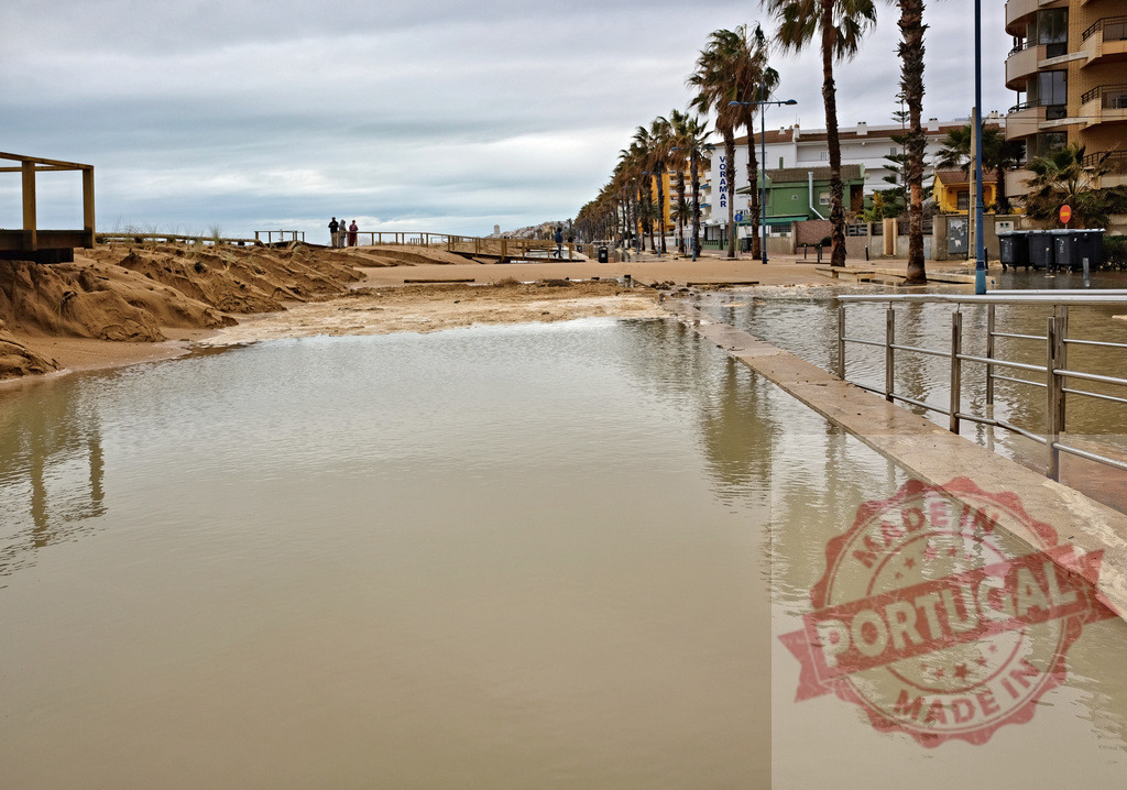 Flooded promenade and beach after strong storm damage | Coastal promenade and beach submerged by floodwater and sand erosion following a severe storm - Realisiert mit Pictrs.com