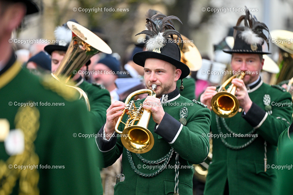 Neujahrschnalzen_ Aperschnalzen 2024_ 01.01.2024-9 | 01.01.2024, Promenade Linz, AUT, Landhaus im Bild Neujahrschnalzen 2024, Turmblaeser, Prangerschuetzen, Tradition, Brauchtum, Blasmusik, Peitschen, Trachtenverein Altstaedter Bauerngmoa, Promenade, Landhaus, Turm, Linz, Orts- und Bauernmusi St. Wolfgang