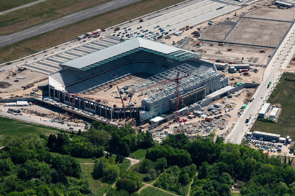 dr__0051474.jpg | FREIBURG IM BREISGAU 22.04.2020 Neubau- Baustelle am Sportstätten-Gelände des Stadion " SC-Stadion " der Stadion Freiburg Objektträger GmbH & Co. KG (SFG) im Ortsteil Brühl in Freiburg im Breisgau im Bundesland Baden-Württemberg, Deutschland. Weiterführende Informationen bei: HPP Architekten GmbH,  Hans Rinninger u. Sohn GmbH u. Co. KG,  Knippers Helbig GmbH,  Köster GmbH,  Sport-Club Freiburg e.V.,  club L94 landschaftsarchitekten GmbH. // Construction site on the sports ground of the stadium " SC-Stadion " of Stadion Freiburg Objekttraeger GmbH & Co. KG (SFG) in the district Bruehl in Freiburg im Breisgau in the state Baden-Wurttemberg, Germany. Further information at: HPP Architekten GmbH,  Hans Rinninger u. Sohn GmbH u. Co. KG,  Knippers Helbig GmbH,  Koester GmbH,  Sport-Club Freiburg e.V.,  club L94 landschaftsarchitekten GmbH. Foto: Daniel Reiter