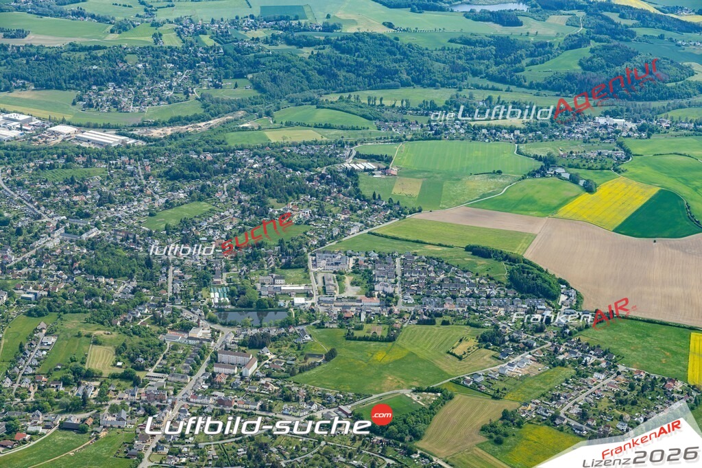 Die Luftaufnahme Stadtgebiet-West - Plauen wurde 2022 vom Flugzeug aus (keine Drohne) erstellt. Hohe Auflösung -für große Poster und Wandbilder geeignet - Garantiert!