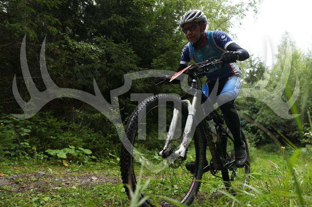 A6703397 | Fotogalerie der Treibjagd im Dunkelwald - Dein MTB Etappenrennen im Erzgebirge - Realisiert mit Pictrs.com
