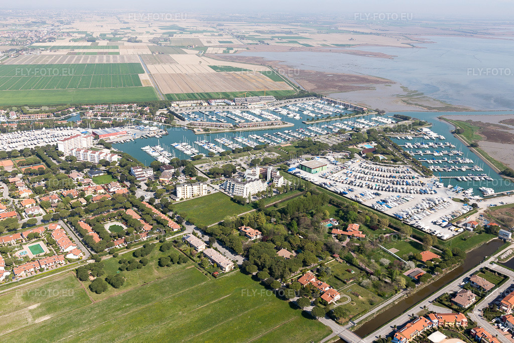 Vue aérienne: Marina avec mouillages et emplacements pour bateaux sur la rive de la Marina Punta Gabbiani Aprilia Marittima dans le quartier d'Aprilia Marittima à Bevazzana à le quartier Località Aprilia Marittima in Marano dans le département Udine, Italie – .Photo: IMG_098127.jpg prise le 03/04/2017 par Werner Riehm/FLY-FOTO.eu – Résolution de l'original: 5472 x 3648 px