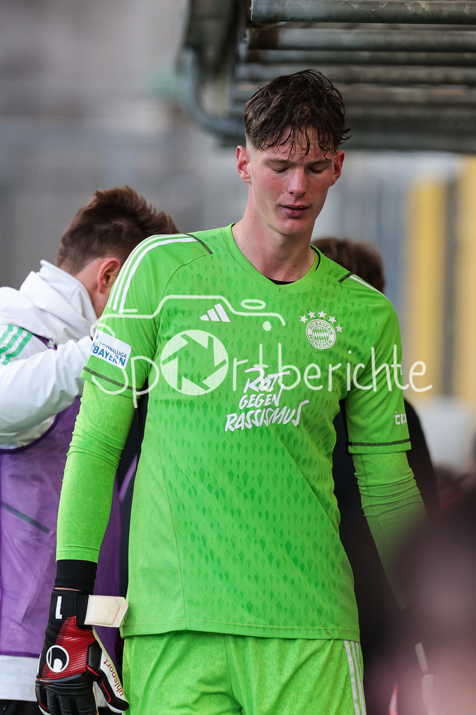 FC Bayern Amateure - TSV Buchbach | Tom Ritzy HUELSMANN (FCB #1) muss nach seiner roten Karte vom Platz / Notbremse