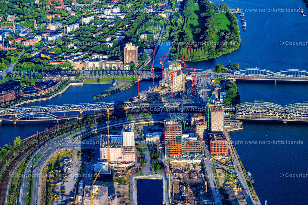 Hamburg_Elbtower_Baustelle_ELS_8267040823 | HAMBURG 04.08.2023 Baustelle zum Neubau des Hochhaus- Gebäudekomplexes " Elbtower " an der Zweibrückenstraße zwischen Oberhafenkanal und Norderelbe im Ortsteil HafenCity in Hamburg, Deutschland. Weiterführende Informationen bei: Adolf Lupp GmbH + Co KG,  Akustik-Ingenieurbüro Moll GmbH,  BTB Betontechnik GmbH,  David Chipperfield Architects - Gesellschaft von Architekten mbH,  Deutsche Doka Schalungstechnik GmbH,  Ed. Züblin AG,  Implenia AG,  LV Baumanagement AG,  NOBU HOTELS CORPORATE OFFICE,  SIGNA HOLDING GMBH. // Construction site for new high-rise building complex " Elbtower " on Zweibrueckenstrasse between Oberhafenkanal and Norderelbe in the district HafenCity in Hamburg, Germany. Further information at: Adolf Lupp GmbH + Co KG,  Akustik-Ingenieurbuero Moll GmbH,  BTB Betontechnik GmbH,  David Chipperfield Architects - Gesellschaft von Architekten mbH,  Deutsche Doka Schalungstechnik GmbH,  Ed. Zueblin AG,  Implenia AG,  LV Baumanagement AG,  NOBU HOTELS CORPORATE OFFICE,  SIGNA HOLDING GMBH. Foto: Martin Elsen