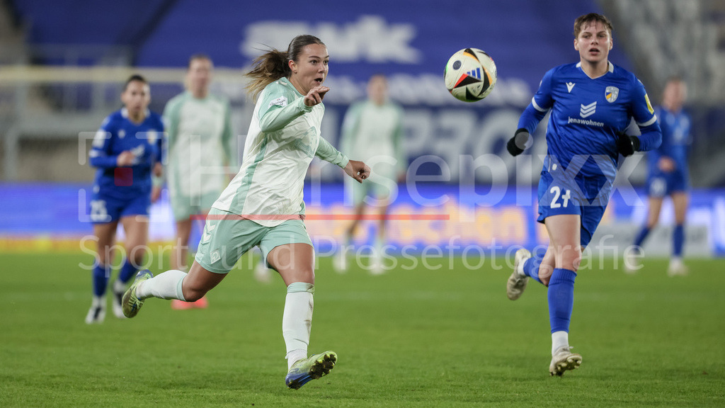 Fussball, Google Pixel Frauen-Bundesliga, FC Carl Zeiss Jena - SV Werder Bremen | v.li.: Maja Sternad (SV Werder Bremen, 11) am Ball, Einzelbild, Ganzkörper, Aktion, Action, Spielszene, DIE DFB-RICHTLINIEN UNTERSAGEN JEGLICHE NUTZUNG VON FOTOS ALS SEQUENZBILDER UND/ODER VIDEOÄHNLICHE FOTOSTRECKEN. DFB REGULATIONS PROHIBIT ANY USE OF PHOTOGRAPHS AS IMAGE SEQUENCES AND/OR QUASI-VIDEO.