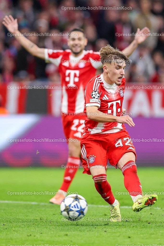 UCL22102501070 | 22.10.2025, Fußball, UEFA Champions League, FC Bayern München - Club Brügge, Allianz Arena, Saison 2025 2026: Lennart Karl (FC Bayern Muenchen #42) beim Schuss auf das Tor  Regulations prohibit any use of photographs as image sequences and or quasi-video.