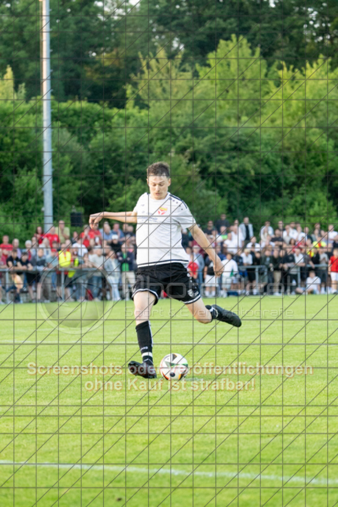20250616_210618_1023 | #,  TV Eybach (weiß) vs. 1.FC Donzdorf II (rot), Fussball, Entscheidungsspiel 3 in Kreisliga A3 - Bezirk Neckar/Fils, Saison 2024/2025, Rasensportplatz, Staufenecker Str. 41, 73084 Salach, 16.06.2025 - 18:30 Uhr,Foto: PhotoPeet-Sportfotografie/Peter Harich