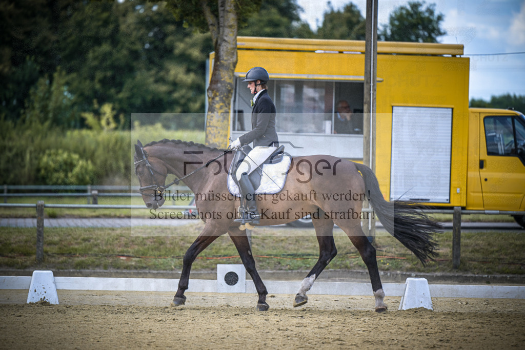 DOS_9992 | Entdecke hochwertige Reitturnierfotos von Foto Oger. Professionell, emotional und authentisch – jetzt Lieblingsmomente im Shop bestellen.Deutschlandweite Turnierfotografie. - Realisiert mit Pictrs.com