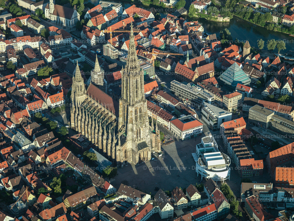 2696550 | Das im gotischen Baustil errichtete Ulmer Münster ist eine  Stadtkirche in Ulm. Sie ist die Pfarrkirche der Evangelischen Münstergemeinde Ulm. Das Ulmer Münster ist der größte evangelische Kirchenbau Deutschlands. Der 1890 vollendete 161,53 Meter hohe Turm ist der höchste Kirchturm der Welt.