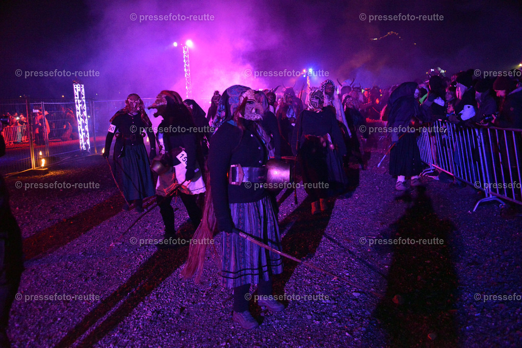 news-2022-Dez03-Krampusumzug-Reutte-WTV_5893 | Info aus dem Bezirk Reutte/Ausserfern Tirol sowie eine umfangreiche Bilddatenbank über die gesamte Region: Lechtal, Talkessel Reutte, Tannheimertal, Zwischentoren. Lech, Plansee, Zugspitze, Grenztunnel, B179, Fernpassstraße, Verkehr, Lawinen, Tradition, - Realisiert mit Pictrs.com