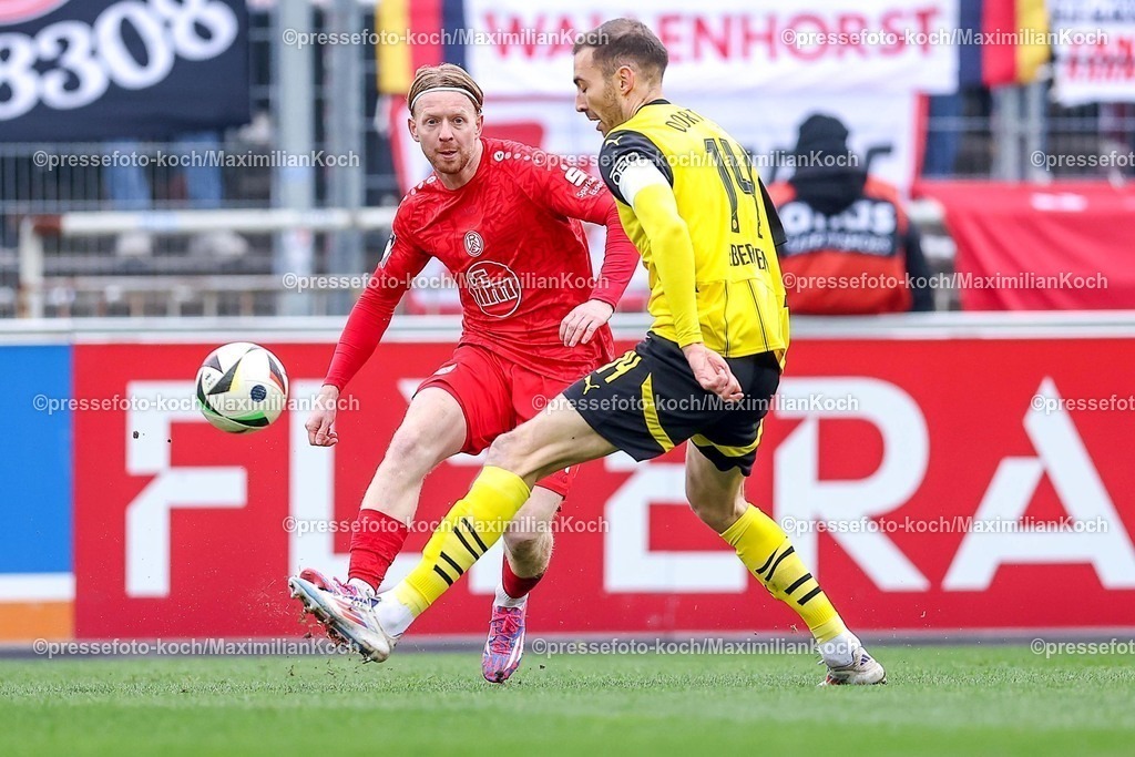 BVBII01032501008 | 2025.03.01, Fußball, 3.Liga, Borussia Dortmund II - Rot-Weiss Essen, Stadion Rote Erde, Saison 2024 2025: Dominik Martinovic (RWE #27) im Zweikampf gegen Michael Eberwein (BVBII #14)