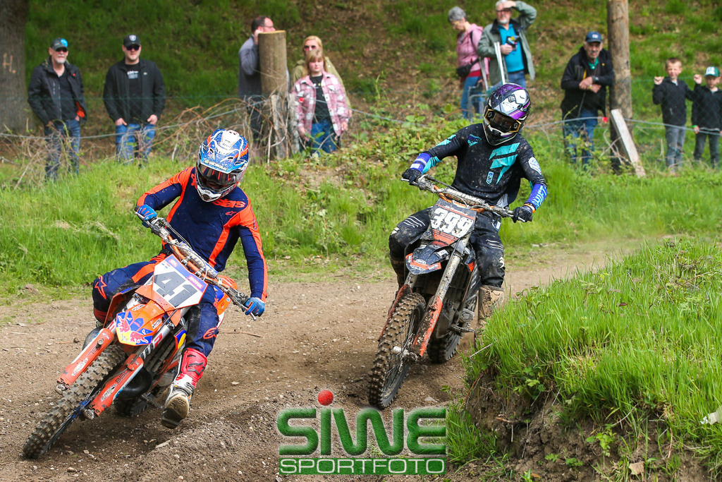 Motocross 1. Mai | Top-Sport beim 70. Motocross am Eyller Berg - Sidecar-Weltmeister am Start

Das 70. Motocross auf dem Eyller-Berg-Kurs bot den Motorsportfans zum Jubiläum ein hochkarätiges Sportprogramm. Der Motorclub Kamp-Lintfort hatte mit 3 Klassen ein volles Programm für den 1. Mai auf dem Plan. Die Rennen zur Europa offenen Deutschen Meisterschaft gab es gleich im im Doppelpack.
Als sportliches Highlight werden bei den Sidecars, wie die Seitenwagen international heißen, die besten deutschen Gespanne gegen internationale Topteams antreten.
In der Solodisziplin stehen die "Big Boys" der Open-DM am Start. - Realisiert mit Pictrs.com