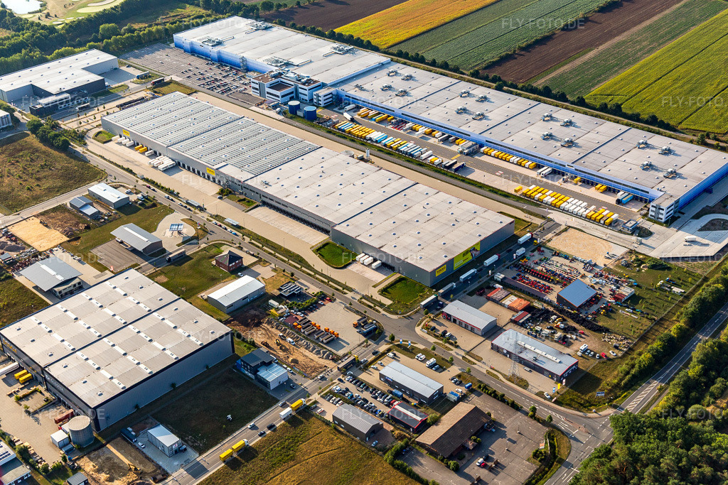Luftbild: Gebäudekomplex und Gelände des Logistikzentrums Amazon Logistik Winsen GmbH - HAM2 (Luhe) im Ortsteil Luhdorf in Winsen im Bundesland Niedersachsen in Deutschland. Foto: IMG_110324.jpg vom 18.08.2018 durch Werner Riehm/FLY-FOTO.de