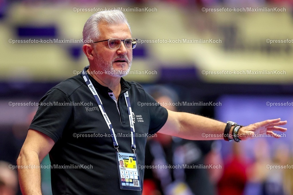 EHF16012601116 | 16.01.2026, Handball, Men's EHF EURO 2026, Portugal - Rumänien, Jyske Bank Boxen in Herning, Dänemark, Preliminary Round:  Headcoach George Ionut Buricea (Romania #hc) gestikulierend am Spielfeldrand  
