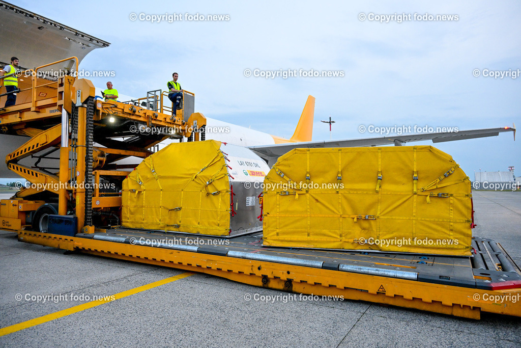 DHL Hoersching_ Warehouse_ Pakete_ Flugzeugbeladung_ 26.06.2023-57 | 26.06.2023, Linz Hoersching, AUT, DHL Hoersching, Warehouse, Flugzeugbeladung Pakete, im Bild Frachtflugzeug wird mit Frachtcontainer beladen