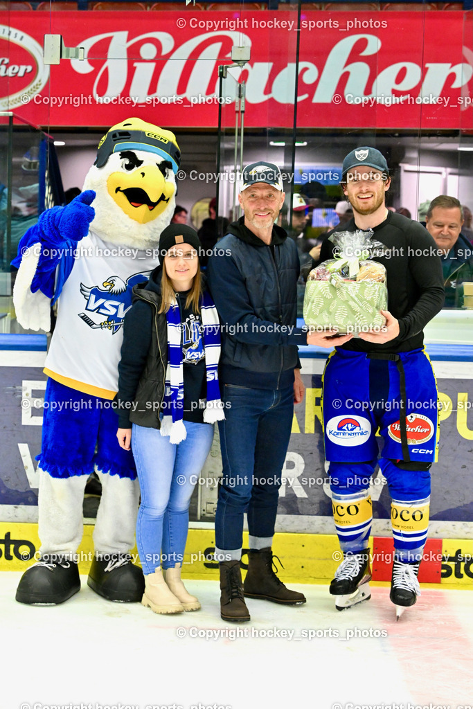 EC IDM WÄRMEPUMPEN VSV vs. Steinbach Black Wings Linz | Spieler des Abends #16 Kevin Hancock EC VSV, EC VSV Maskottchen Villi, EC IDM WÄRMEPUMPEN VSV vs. Steinbach Black Wings Linz, EC IDM WÄRMEPUMPEN VSV vs. Steinbach Black Wings Linz am 04.03.2026 in Villach (Stadthalle Villach), Austria, (Photo by Bernd Stefan)