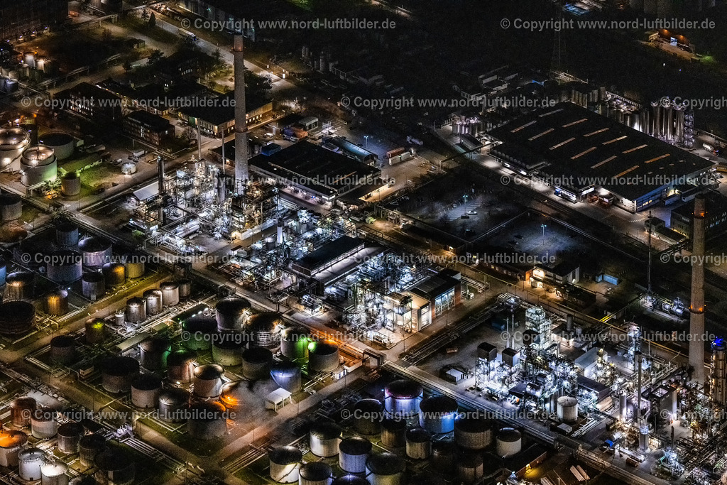 Hamburg_Köhlbrand_H__R_Lwerke_Schindler_Gmbh_ELS_5900060325 | HAMBURG 06.03.2025 Nacht- Lichter und Beleuchtung Mineralöl - Hochtanklager am Ölhafen im Ortsteil Wilhelmsburg in Hamburg, Deutschland. Weiterführende Informationen bei: BP Europa SE,  Castrol Germany GmbH,  HPA Hamburg Port Authority,  Hafen Hamburg Marketing e.V. (HHM),  Hansen & Rosenthal KG. // Night lighting mineral oil - tank on Oelhafen in the district Wilhelmsburg in Hamburg, Germany. Further information at: BP Europa SE,  Castrol Germany GmbH,  HPA Hamburg Port Authority,  Hafen Hamburg Marketing e.V. (HHM),  Hansen & Rosenthal KG. Foto: Martin Elsen