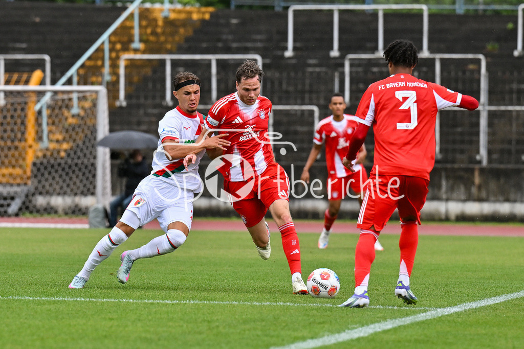 FC Augsburg II - FC Bayern Amateure | im Duell Constantin KRESIN (FC Augsburg II 29) und Benno SCHMITZ (FC Bayern Muenchen II 6) / Zweikampf / Regionalliga Bayern: FC Augsburg II - FC Bayern Muenchen II, Rosenaustadion am 25.07.2025