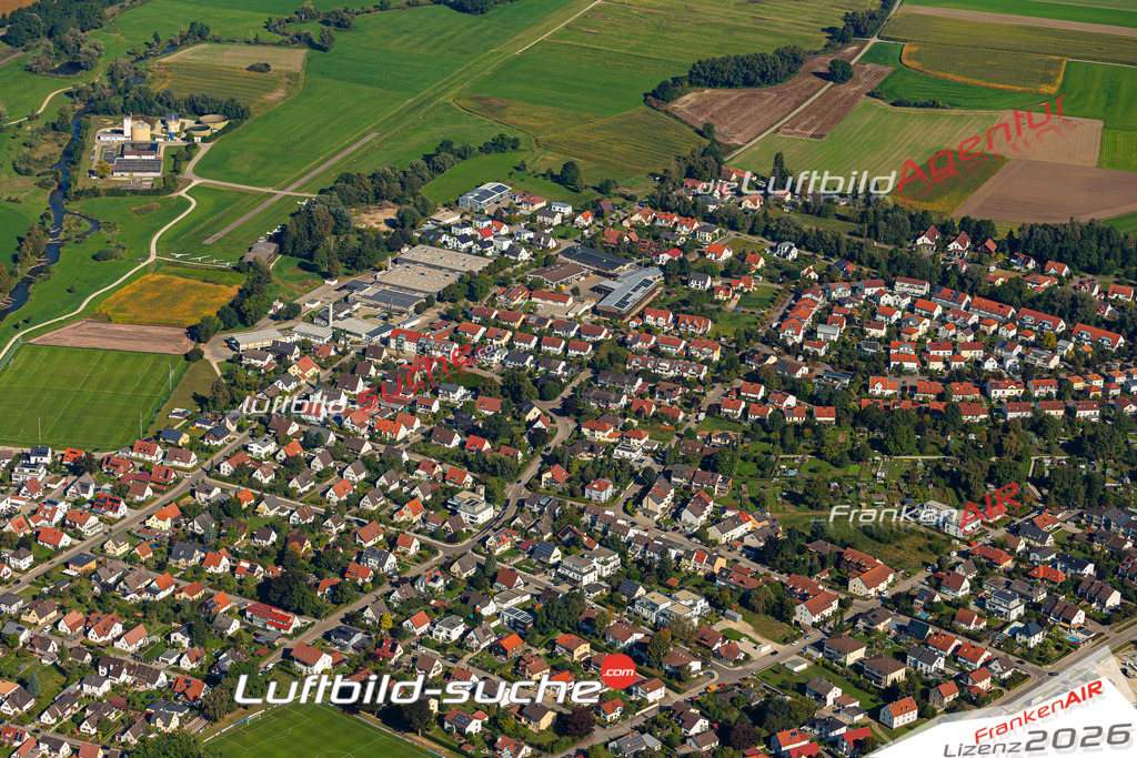 Die Luftaufnahme Oberbernbach - Aichach wurde 2021 mittels Flugzeug (keine Drohne) erstellt. Hohe Auflösung -für große Poster und Wandbilder geeignet!