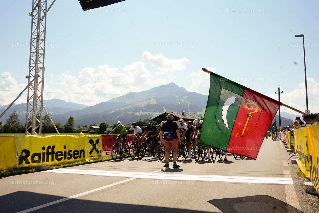 104_20230817_Bewerb_Maenner_Muehlanger | AUT - OESTERREICH, 2023-08-16: SPORT RENNRAD-FAHREN - 55. INTERNATIONALER RADWELTPOKAL IN ST. JOHANN IN TIROL  - Vintage-Radrennen mit WM-Bronze-Medaillen-Siegerin Christina Schweinberger, den Teilnehmer und Alexander Baumann (vom Orginastions-Team) - TAG 2 BEWERB MAENNER IN SECHS GRUPPEN  ; Foto: Roland Muehlanger