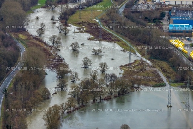 Hagen231201548Lenne2-topaz | Luftbild vom Weihnachtshochwasser 2023, Fluss Lenne Überschwemmungsgebiet zwischen Verbandsstraße und Buschmühlenstraße, tritt über die Ufer, Bäume und Strommasten im Wasser, Renaturierung, Boele, Hagen, Ruhrgebiet, Nordrhein-Westfalen, Deutschland
