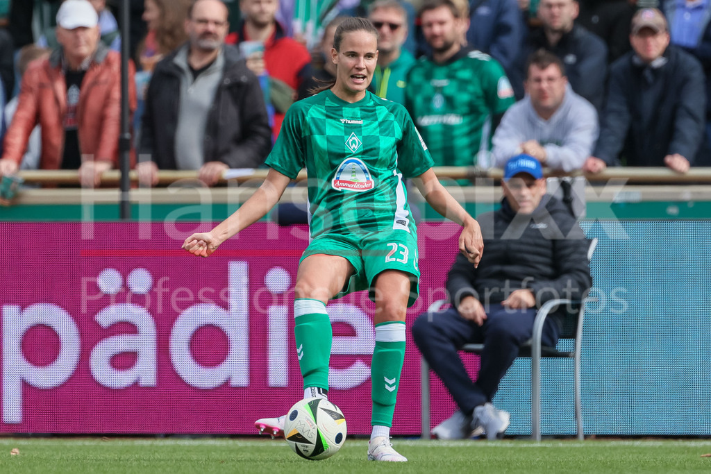 Fussball, Google Pixel Frauen-Bundesliga, SV Werder Bremen - 1. FFC Turbine Potsdam | v.li.: Hanna Nemeth (SV Werder Bremen, 23) am Ball, Freisteller, Einzelbild, Ganzkörper, Aktion, Action, Spielszene