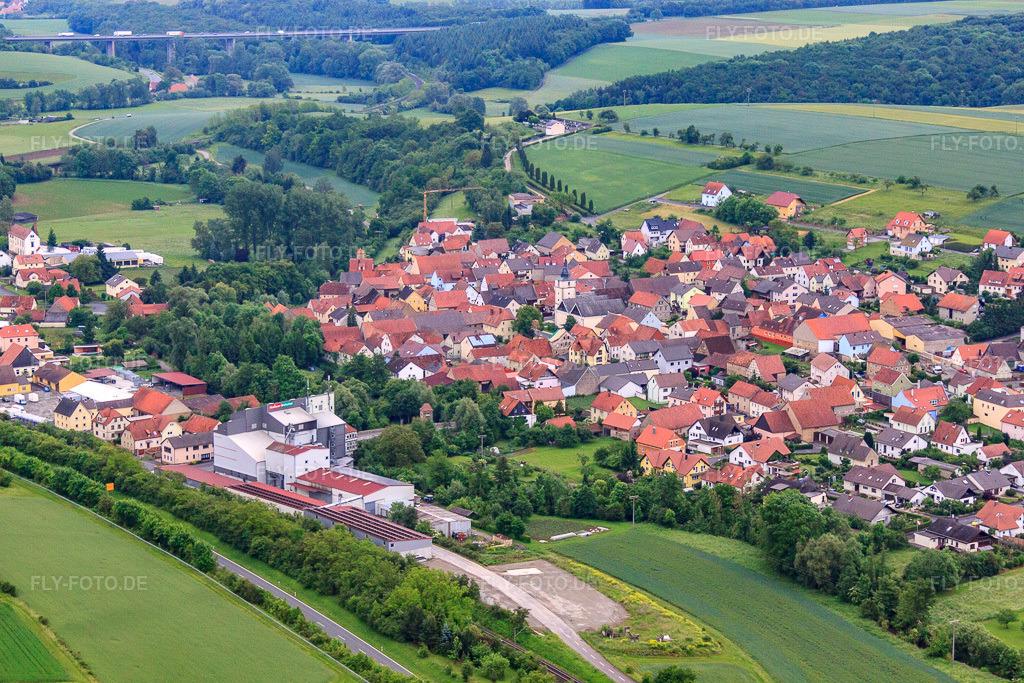 Luftbild: Dorfansicht aus Westen im Ortsteil Gänheim in Arnstein im Bundesland Bayern in Deutschland. Foto: IMG_66085.jpg vom 30.05.2014 durch Werner Riehm/FLY-FOTO.de