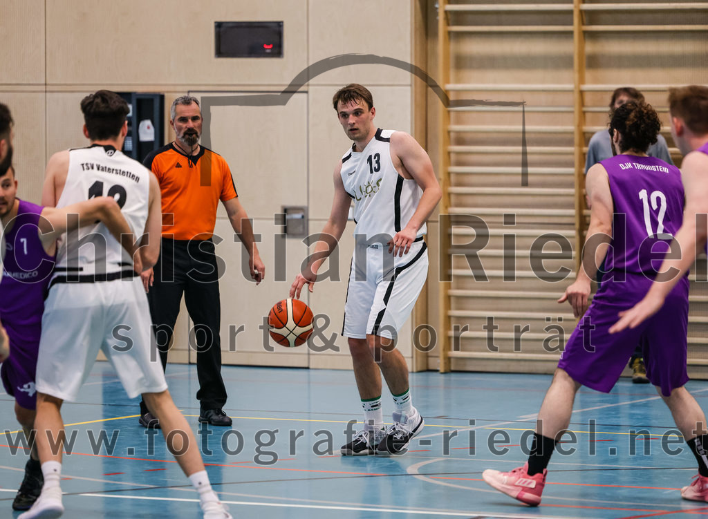 2022-05-01_085_TSV_Vaterstetten_gegen_DJK_Traunstein | Vaterstetten, Deutschland, 01.05.2022:
Basketball, Aufstiegsrunde zur Bayernliga 2021 / 2022, 5. Spieltag, TSV Vaterstetten gegen DJK Traunstein, Endergebnis: 87:79

Konstantin Huber (TSV Vaterstetten, #13), D. Berger (DJK Traunstein, #12)

Foto: Christian Riedel / fotografie-riedel.net