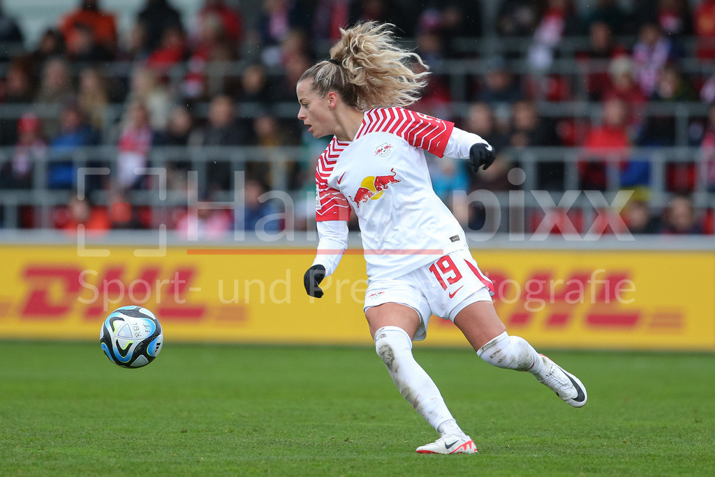 Fussball, Google Pixel Frauen-Bundesliga, RB Leipzig - SV Werder Bremen | v.li.: Jenny Hipp (RB Leipzig, 19) am Ball, Freisteller, Einzelbild, Ganzkörper, Aktion, Action, Spielszene, DIE DFB-RICHTLINIEN UNTERSAGEN JEGLICHE NUTZUNG VON FOTOS ALS SEQUENZBILDER UND/ODER VIDEOÄHNLICHE FOTOSTRECKEN. DFB REGULATIONS PROHIBIT ANY USE OF PHOTOGRAPHS AS IMAGE SEQUENCES AND/OR QUASI-VIDEO.