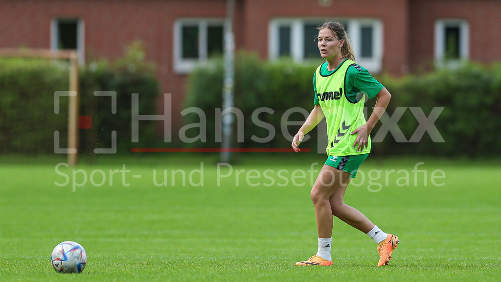 Fussball, Google Pixel Frauen-Bundesliga, Training SV Werder Bremen | v.li.: Juliane Wirtz (SV Werder Bremen, 28) Freisteller, Einzelbild, Ganzkörper, Aktion, Action, Spielszene
