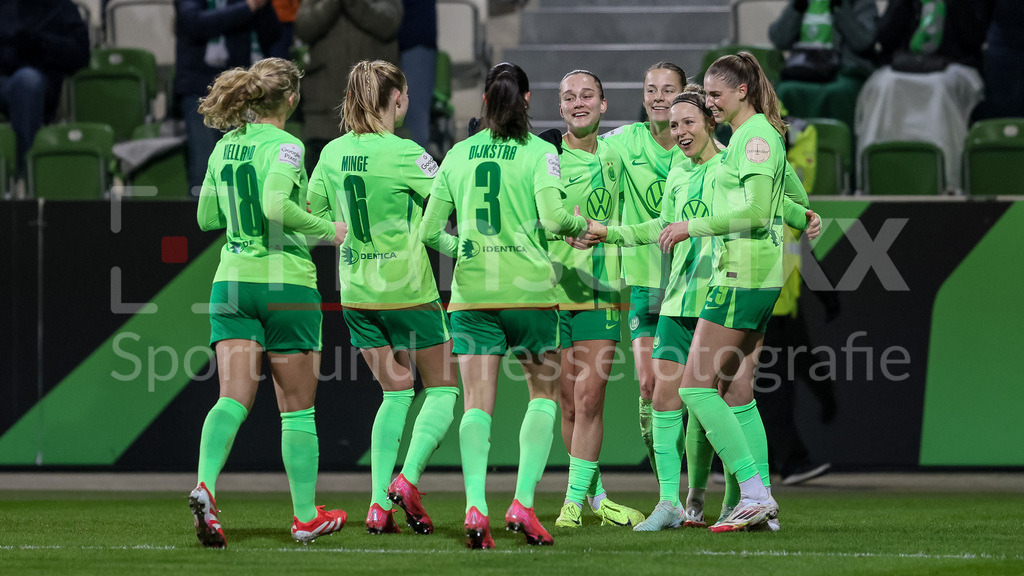 Fussball, Google Pixel Frauen-Bundesliga, VfL Wolfsburg - FC Carl Zeiss Jena | v.li.: Spielerinnen vom VfL Wolfsburg mit Torjubel, Jubel, jubeln, jubelt, optimistisch, Spielszene, Highlight, Freude über das Tor zum 2:0, DIE DFB-RICHTLINIEN UNTERSAGEN JEGLICHE NUTZUNG VON FOTOS ALS SEQUENZBILDER UND/ODER VIDEOÄHNLICHE FOTOSTRECKEN. DFB REGULATIONS PROHIBIT ANY USE OF PHOTOGRAPHS AS IMAGE SEQUENCES AND/OR QUASI-VIDEO.