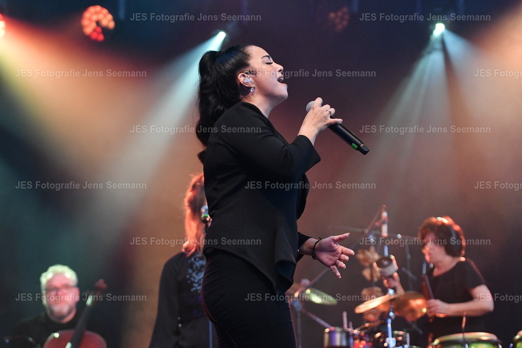 2026_Deborah Lee und the news_One Moment time Whitney Houston__0328 | Fotograf Jens Seemann - Realisiert mit Pictrs.com