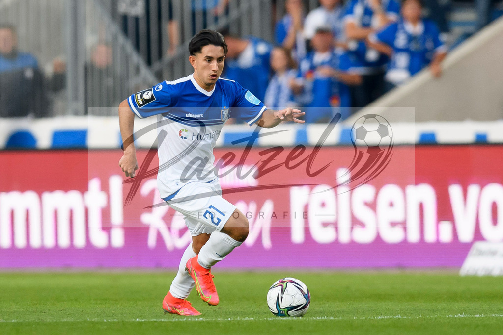 FCMFCK20210904_199 | Fussball, Herren: Jason Ceka (1. FC Magdeburg) in Aktion, am Ball, Einzelaktion beim Spiel der 3. Liga zwischen 1. FC Magdeburg und 1. FC Kaiserslautern in der MDCC-Arena am 04.09.2021 in Magdeburg, Deutschland.DFB / DFL REGULATIONS PROHIBIT ANY USE OF PHOTOGRAPHS AS IMAGE SEQUENCES AND/OR QUASI-VIDEO. - Realisiert mit Pictrs.com