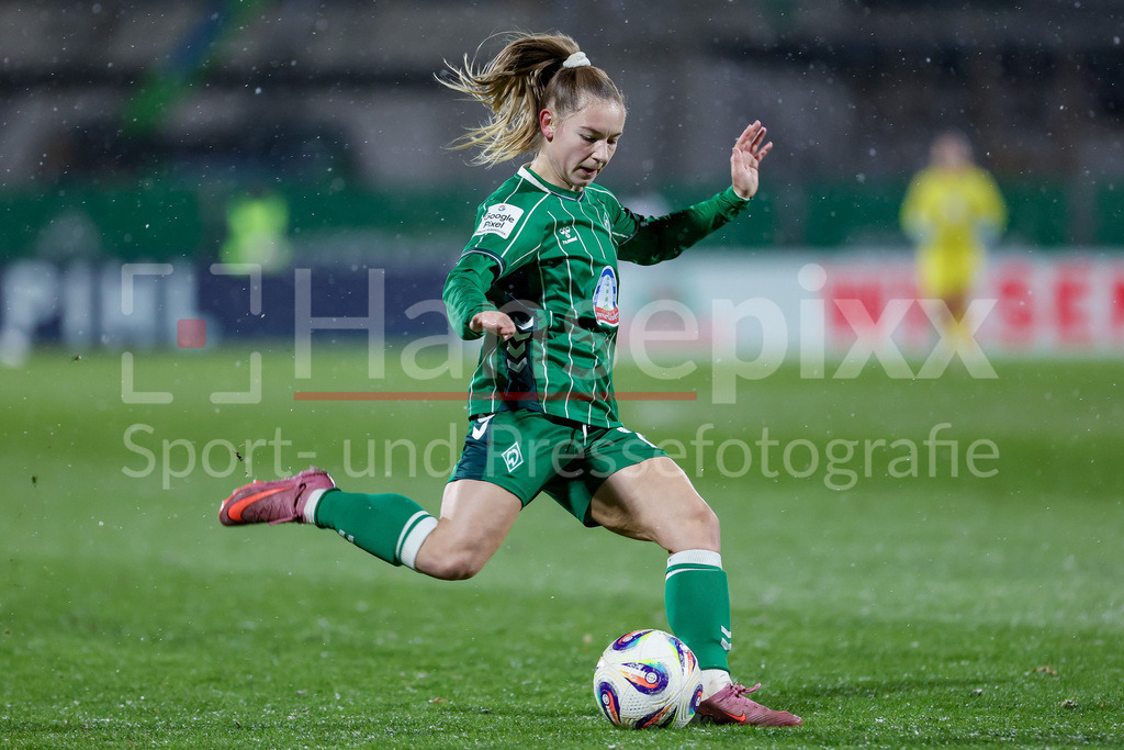 Fussball, Google Pixel Frauen-Bundesliga, SV Werder Bremen - 1. FC Köln | Michelle Weiß (SV Werder Bremen, 15) am Ball, Freisteller, Einzelbild, Ganzkörper, Aktion, Action, Spielszene, DIE DFB-RICHTLINIEN UNTERSAGEN JEGLICHE NUTZUNG VON FOTOS ALS SEQUENZBILDER UND/ODER VIDEOÄHNLICHE FOTOSTRECKEN. DFB REGULATIONS PROHIBIT ANY USE OF PHOTOGRAPHS AS IMAGE SEQUENCES AND/OR QUASI-VIDEO.