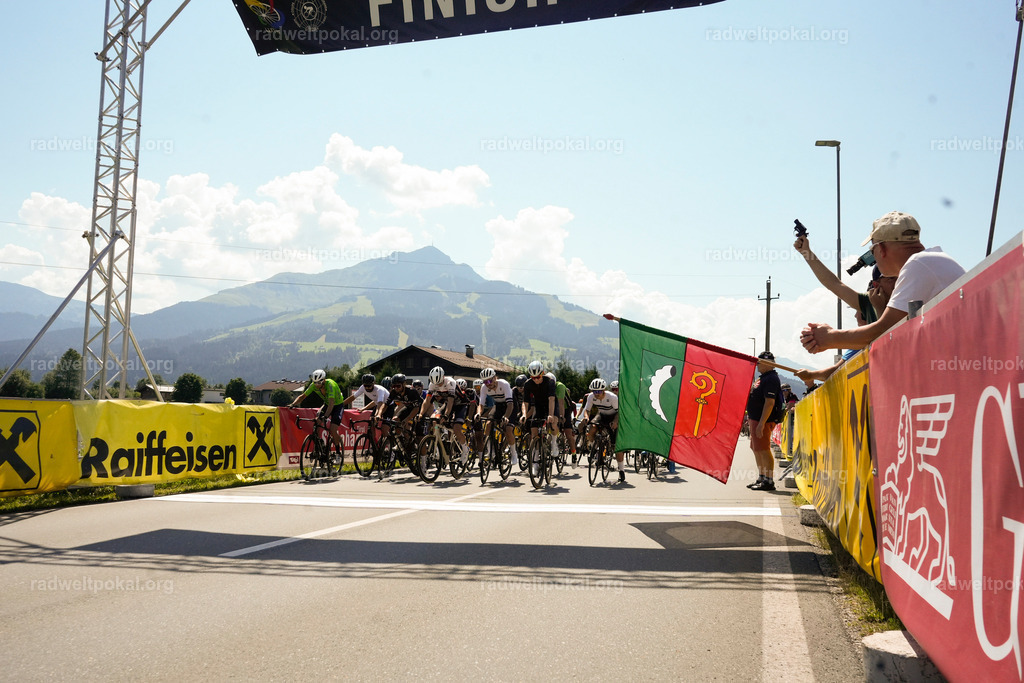 105_20230817_Bewerb_Maenner_Muehlanger | AUT - OESTERREICH, 2023-08-16: SPORT RENNRAD-FAHREN - 55. INTERNATIONALER RADWELTPOKAL IN ST. JOHANN IN TIROL  - Vintage-Radrennen mit WM-Bronze-Medaillen-Siegerin Christina Schweinberger, den Teilnehmer und Alexander Baumann (vom Orginastions-Team) - TAG 2 BEWERB MAENNER IN SECHS GRUPPEN  ; Foto: Roland Muehlanger