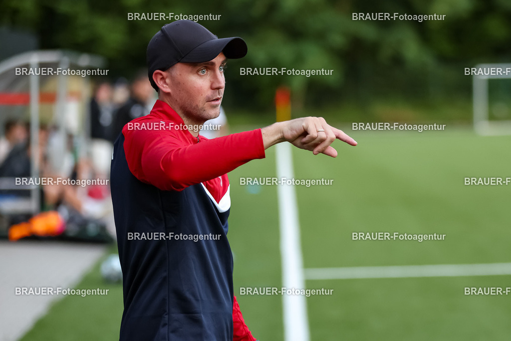 1_KFCWAT_20250723_0612.JPG -  - KFC Uerdingen - SG Wattenscheid 09 - Testspiel | Krefeld, Deutschland, 23.07.25: Trainer Julian Stöhr (KFC Uerdingen) gestikuliert, Gestik waehrend des Testspiel Spiels zwischen KFC Uerdingen - SG Wattenscheid 09 in der Covestro Sportpark am 23. July 2025 in Krefeld, Deutschland. (Foto von Stefan Brauer/Brauer-Fotoagentur)