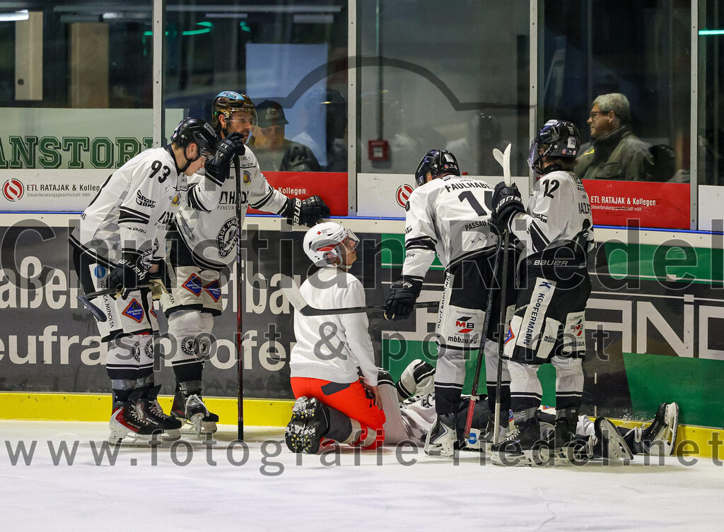2025-11-25_058_TSV_Erding_gegen_EHF_Passau_Black_Hawks | Erding, Deutschland, 25.11.2025:Eishockey, Oberliga Süd 2025 / 2026, 20. Spieltag, TSV Erding gegen EHF Passau Black Hawks, Endergebnis: 2:3 n.V.Marian Bauer (EHF Passau Black Hawks, #93), Brendan Harrogate (EHF Passau Black Hawks, #61), Christoph Schmidt (EHF Passau Black Hawks, #5), Carson Briere (EC Peiting, #16), Zack Nazzarett (EHF Passau Black Hawks, #12)Foto: Christian Riedel / fotografie-riedel.net